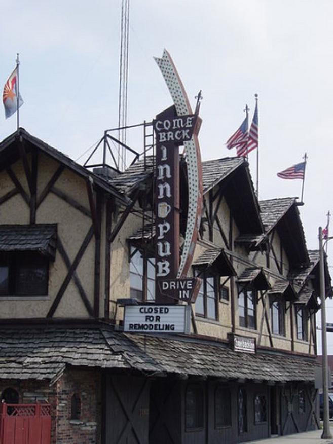 Mom’s Old Recipe is a family owned and operated restaurant on Chicago’s North Side. We Use Recipes that have been passed down through generations to create a delicious and comforting dining experience for you.