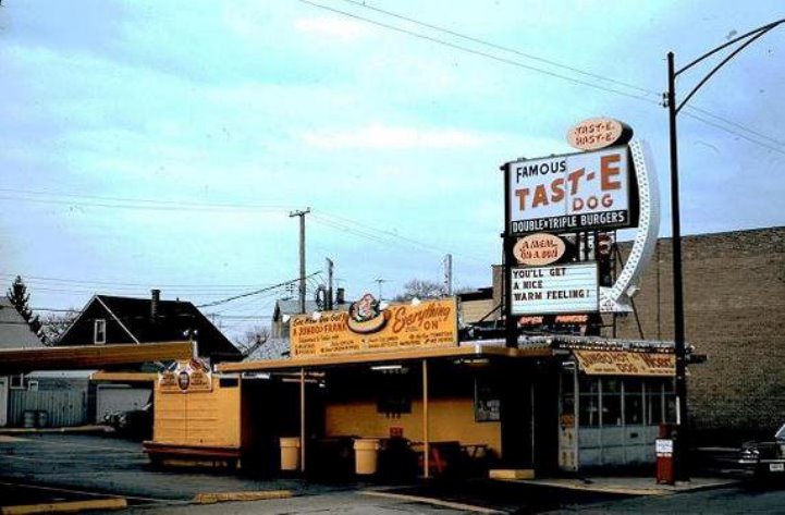 Tast-e Hast-e Dog / Milwaukee Ave in Chicago, IL. 